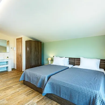 Villa Hill Families Only *