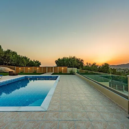 Вилла Hill Families Only *